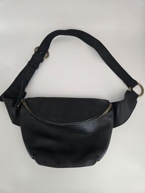 Universal Threads Black Leather Belt Bag - Sleek Hands-Free Crossbody